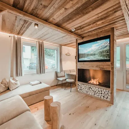 Alpenluxus Presents Oldwood - Balcony & Car Park *