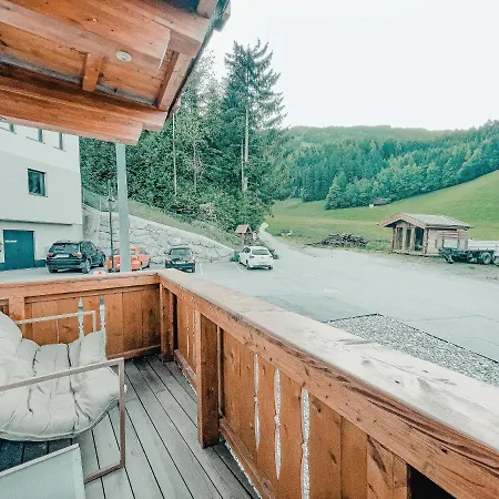 Alpenluxus Presents Oldwood - Balcony & Car Park