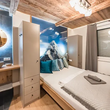 Alpenluxus Presents Oldwood - Balcony & Car Park