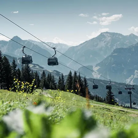 Alpenluxus Presents Oldwood - Balcony & Car Park