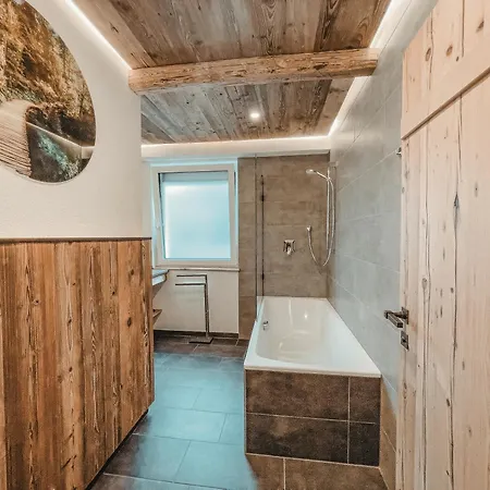 Alpenluxus Presents Oldwood - Balcony & Car Park